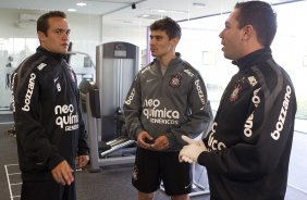 O meia Alex, ao lado dos fisiologistas Guilherme Rodrigues e Antnio Fedato Filho(d) esteve hoje a tarde no CT Joaquim Grava, no Parque Ecolgico do Tiete, fazendo alguns exames. O time se prepara para o jogo contra o Flamengo, dia 05/06, domingo a tarde, no estdio do Engenho, pela 3 rodada do Brasileiro 2011