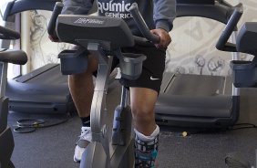 Adriano na biscicleta durante treino do Corinthians esta manh no CT Joaquim Grava, no Parque Ecolgico do Tiete. O time se prepara para o jogo contra o Flamengo, dia 05/06, domingo a tarde, no estdio do Engenho, pela 3 rodada do Brasileiro 2011