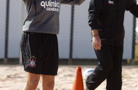 Alex e o preparador fsico Artur Ruschel durante treino do Corinthians esta manh no CT Joaquim Grava, no Parque Ecolgico do Tiete. O time se prepara para o jogo contra o Flamengo, dia 05/06, domingo a tarde, no estdio do Engenho, pela 3 rodada do Brasileiro 2011