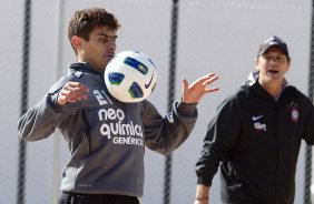 Alex e o preparador fsico Artur Ruschel durante treino do Corinthians esta manh no CT Joaquim Grava, no Parque Ecolgico do Tiete. O time se prepara para o jogo contra o Flamengo, dia 05/06, domingo a tarde, no estdio do Engenho, pela 3 rodada do Brasileiro 2011