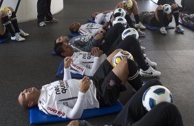 Alongamento dos jogadores durante treino do Corinthians esta manh no CT Joaquim Grava, no Parque Ecolgico do Tiete. O time se prepara para o jogo contra o Flamengo, dia 05/06, domingo a tarde, no estdio do Engenho, pela 3 rodada do Brasileiro 2011