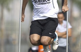 Danilo durante treino do Corinthians esta manh no CT Joaquim Grava, no Parque Ecolgico do Tiete. O time se prepara para o jogo contra o Flamengo, dia 05/06, domingo a tarde, no estdio do Engenho, pela 3 rodada do Brasileiro 2011