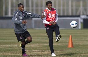 Edenilson e Paulinho durante treino do Corinthians esta manh no CT Joaquim Grava, no Parque Ecolgico do Tiete. O time se prepara para o jogo contra o Flamengo, dia 05/06, domingo a tarde, no estdio do Engenho, pela 3 rodada do Brasileiro 2011