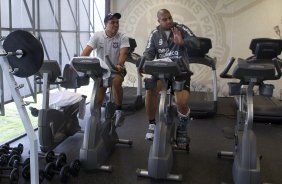 O fisioterapeuta Caio Mello e Adriano durante treino do Corinthians esta manh no CT Joaquim Grava, no Parque Ecolgico do Tiete. O time se prepara para o jogo contra o Flamengo, dia 05/06, domingo a tarde, no estdio do Engenho, pela 3 rodada do Brasileiro 2011