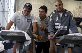 Os fisioterapeutas Caio Mello(e) Bruno Mazziotti com Adriano durante treino do Corinthians esta manh no CT Joaquim Grava, no Parque Ecolgico do Tiete. O time se prepara para o jogo contra o Flamengo, dia 05/06, domingo a tarde, no estdio do Engenho, pela 3 rodada do Brasileiro 2011