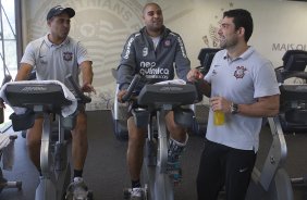 Os fisioterapeutas Caio Mello(e) e Bruno Mazziotti com Adriano durante treino do Corinthians esta manh no CT Joaquim Grava, no Parque Ecolgico do Tiete. O time se prepara para o jogo contra o Flamengo, dia 05/06, domingo a tarde, no estdio do Engenho, pela 3 rodada do Brasileiro 2011