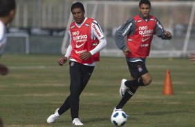 Paulinho e Weldinho durante treino do Corinthians esta manh no CT Joaquim Grava, no Parque Ecolgico do Tiete. O time se prepara para o jogo contra o Flamengo, dia 05/06, domingo a tarde, no estdio do Engenho, pela 3 rodada do Brasileiro 2011