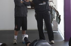 Tite e seu auxiliar Cleber Xavier observam o alongamento dos jogadores durante treino do Corinthians esta manh no CT Joaquim Grava, no Parque Ecolgico do Tiete. O time se prepara para o jogo contra o Flamengo, dia 05/06, domingo a tarde, no estdio do Engenho, pela 3 rodada do Brasileiro 2011