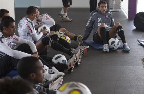 Tite e seu auxiliar Cleber Xavier observam o alongamento dos jogadores durante treino do Corinthians esta manh no CT Joaquim Grava, no Parque Ecolgico do Tiete. O time se prepara para o jogo contra o Flamengo, dia 05/06, domingo a tarde, no estdio do Engenho, pela 3 rodada do Brasileiro 2011