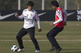 Willian e Moradei durante treino do Corinthians esta manh no CT Joaquim Grava, no Parque Ecolgico do Tiete. O time se prepara para o jogo contra o Flamengo, dia 05/06, domingo a tarde, no estdio do Engenho, pela 3 rodada do Brasileiro 2011