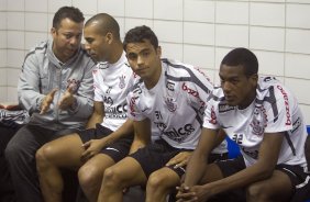 Cleber Xavier, auxiliar de Tite, Emersonl Welder e Edenilson nos vestirios antes da partida entre Flamengo x Corinthians, realizada esta tarde no estdio do Engenho, na cidade do Rio de Janeiro, pela terceira rodada do Campeonato Brasileiro de 2011