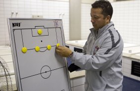 Cleber Xavier, auxiliar de Tite nos vestirios antes da partida entre Flamengo x Corinthians, realizada esta tarde no estdio do Engenho, na cidade do Rio de Janeiro, pela terceira rodada do Campeonato Brasileiro de 2011