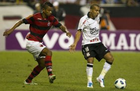 David e Emerson durante a partida entre Flamengo x Corinthians, realizada esta tarde no estádio do Engenhão, na cidade do Rio de Janeiro, pela terceira rodada do Campeonato Brasileiro de 2011