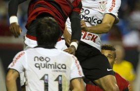 Diego Mauricio e Leandro Castn durante a partida entre Flamengo x Corinthians, realizada esta tarde no estdio do Engenho, na cidade do Rio de Janeiro, pela terceira rodada do Campeonato Brasileiro de 2011