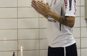 Fabio Santos rezando nos vestirios antes da partida entre Flamengo x Corinthians, realizada esta tarde no estdio do Engenho, na cidade do Rio de Janeiro, pela terceira rodada do Campeonato Brasileiro de 2011