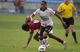 Jorge Henrique e Willians durante a partida entre Flamengo x Corinthians, realizada esta tarde no estdio do Engenho, na cidade do Rio de Janeiro, pela terceira rodada do Campeonato Brasileiro de 2011