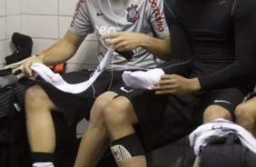 Julio Cesar e Danilo Fernandes nos vestirios antes da partida entre Flamengo x Corinthians, realizada esta tarde no estdio do Engenho, na cidade do Rio de Janeiro, pela terceira rodada do Campeonato Brasileiro de 2011