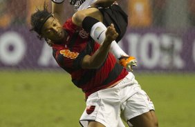 Leandro Castn e Ronaldinho Gaucho durante a partida entre Flamengo x Corinthians, realizada esta tarde no estdio do Engenho, na cidade do Rio de Janeiro, pela terceira rodada do Campeonato Brasileiro de 2011