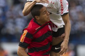 Leandro Castán e Wanderley durante a partida entre Flamengo x Corinthians, realizada esta tarde no estádio do Engenhão, na cidade do Rio de Janeiro, pela terceira rodada do Campeonato Brasileiro de 2011