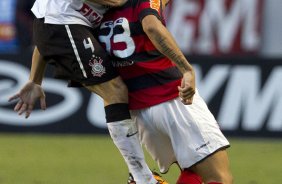 Leandro Castn e Wanderley durante a partida entre Flamengo x Corinthians, realizada esta tarde no estdio do Engenho, na cidade do Rio de Janeiro, pela terceira rodada do Campeonato Brasileiro de 2011