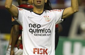 Leandro Castán lamenta perda de gol durante a partida entre Flamengo x Corinthians, realizada esta tarde no estádio do Engenhão, na cidade do Rio de Janeiro, pela terceira rodada do Campeonato Brasileiro de 2011