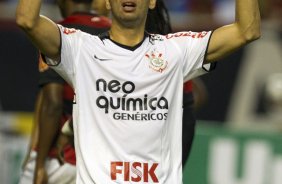 Leandro Castn lamenta perda de gol durante a partida entre Flamengo x Corinthians, realizada esta tarde no estdio do Engenho, na cidade do Rio de Janeiro, pela terceira rodada do Campeonato Brasileiro de 2011