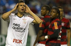 Leandro Castn lamenta perda de gol durante a partida entre Flamengo x Corinthians, realizada esta tarde no estdio do Engenho, na cidade do Rio de Janeiro, pela terceira rodada do Campeonato Brasileiro de 2011