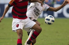 Leonardo Moura e Jorge Henrique durante a partida entre Flamengo x Corinthians, realizada esta tarde no estádio do Engenhão, na cidade do Rio de Janeiro, pela terceira rodada do Campeonato Brasileiro de 2011