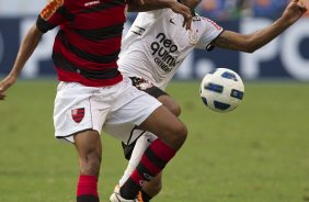 Leonardo Moura e Jorge Henrique durante a partida entre Flamengo x Corinthians, realizada esta tarde no estdio do Engenho, na cidade do Rio de Janeiro, pela terceira rodada do Campeonato Brasileiro de 2011