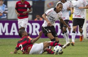 Leonardo Moura e Liedson durante a partida entre Flamengo x Corinthians, realizada esta tarde no estádio do Engenhão, na cidade do Rio de Janeiro, pela terceira rodada do Campeonato Brasileiro de 2011