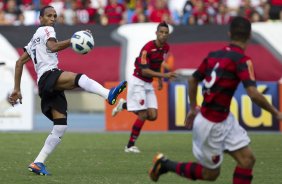 Liedson durante a partida entre Flamengo x Corinthians, realizada esta tarde no estdio do Engenho, na cidade do Rio de Janeiro, pela terceira rodada do Campeonato Brasileiro de 2011