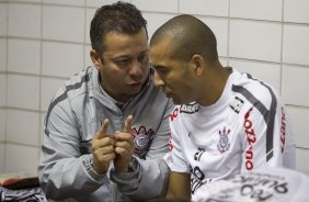 O auxiliar de Tite, Cleber Xavier, conversa com Emerson nos vestirios antes da partida entre Flamengo x Corinthians, realizada esta tarde no estdio do Engenho, na cidade do Rio de Janeiro, pela terceira rodada do Campeonato Brasileiro de 2011