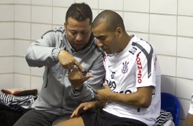 O auxiliar de Tite, Cleber Xavier, conversa com Emerson nos vestirios antes da partida entre Flamengo x Corinthians, realizada esta tarde no estdio do Engenho, na cidade do Rio de Janeiro, pela terceira rodada do Campeonato Brasileiro de 2011