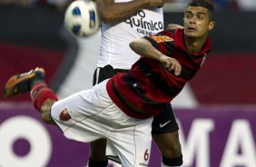 Paulinho e Egidio durante a partida entre Flamengo x Corinthians, realizada esta tarde no estdio do Engenho, na cidade do Rio de Janeiro, pela terceira rodada do Campeonato Brasileiro de 2011