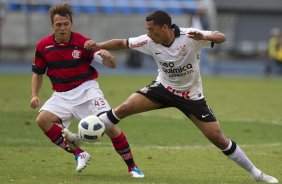 Petkovic e Ralf durante a partida entre Flamengo x Corinthians, realizada esta tarde no estdio do Engenho, na cidade do Rio de Janeiro, pela terceira rodada do Campeonato Brasileiro de 2011