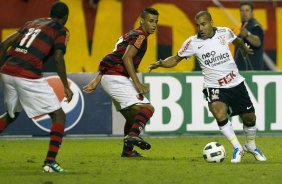 Renato, Wellinton e Emerson durante a partida entre Flamengo x Corinthians, realizada esta tarde no estdio do Engenho, na cidade do Rio de Janeiro, pela terceira rodada do Campeonato Brasileiro de 2011