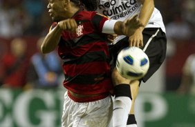 Ronaldinho Gaucho e Leandro Castn durante a partida entre Flamengo x Corinthians, realizada esta tarde no estdio do Engenho, na cidade do Rio de Janeiro, pela terceira rodada do Campeonato Brasileiro de 2011