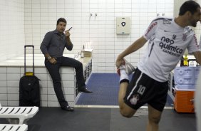 Saulo Magalhaes, supervisor, nos vestirios antes da partida entre Flamengo x Corinthians, realizada esta tarde no estdio do Engenho, na cidade do Rio de Janeiro, pela terceira rodada do Campeonato Brasileiro de 2011