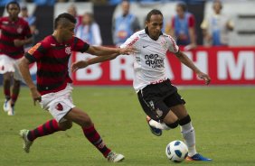 Wellinton e Liedson durante a partida entre Flamengo x Corinthians, realizada esta tarde no estdio do Engenho, na cidade do Rio de Janeiro, pela terceira rodada do Campeonato Brasileiro de 2011