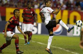 Wellinton e Liedson durante a partida entre Flamengo x Corinthians, realizada esta tarde no estdio do Engenho, na cidade do Rio de Janeiro, pela terceira rodada do Campeonato Brasileiro de 2011