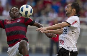 Willians e Danilo durante a partida entre Flamengo x Corinthians, realizada esta tarde no estdio do Engenho, na cidade do Rio de Janeiro, pela terceira rodada do Campeonato Brasileiro de 2011