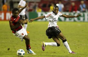 Willians e Edinelson durante a partida entre Flamengo x Corinthians, realizada esta tarde no estádio do Engenhão, na cidade do Rio de Janeiro, pela terceira rodada do Campeonato Brasileiro de 2011