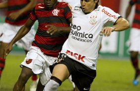 Willians e Willian durante a partida entre Flamengo x Corinthians, realizada esta tarde no estádio do Engenhão, na cidade do Rio de Janeiro, pela terceira rodada do Campeonato Brasileiro de 2011