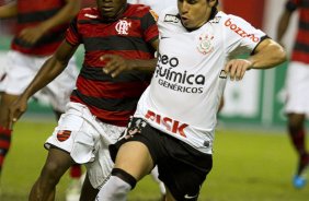 Willians e Willian durante a partida entre Flamengo x Corinthians, realizada esta tarde no estdio do Engenho, na cidade do Rio de Janeiro, pela terceira rodada do Campeonato Brasileiro de 2011