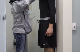 A nutricionista Christine Neves e o goleiro Renan durante treino do Corinthians esta manhã no CT Joaquim Grava, no Parque Ecológico do Tiete. O time se prepara para o jogo contra o Fluminense, dia 12/06, domingo a tarde, no estádio do Pacaembu, pela 4ª rodada do Brasileirão 2011