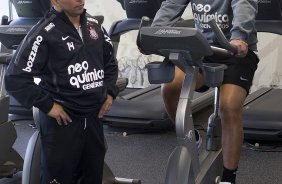 Adriano e o preparador físico Shih Chien Chan Junior durante treino do Corinthians esta manhã no CT Joaquim Grava, no Parque Ecológico do Tiete. O time se prepara para o jogo contra o Fluminense, dia 12/06, domingo a tarde, no estádio do Pacaembu, pela 4ª rodada do Brasileirão 2011