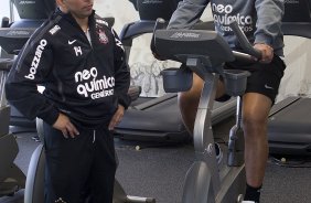 Adriano e o preparador fsico Shih Chien Chan Junior durante treino do Corinthians esta manh no CT Joaquim Grava, no Parque Ecolgico do Tiete. O time se prepara para o jogo contra o Fluminense, dia 12/06, domingo a tarde, no estdio do Pacaembu, pela 4 rodada do Brasileiro 2011