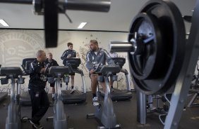 Eduardo Silva, preparador fisico, conversa com Adriano durante treino do Corinthians esta manhã no CT Joaquim Grava, no Parque Ecológico do Tiete. O time se prepara para o jogo contra o Fluminense, dia 12/06, domingo a tarde, no estádio do Pacaembu, pela 4ª rodada do Brasileirão 2011