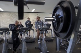 Eduardo Silva, preparador fisico, conversa com Adriano durante treino do Corinthians esta manh no CT Joaquim Grava, no Parque Ecolgico do Tiete. O time se prepara para o jogo contra o Fluminense, dia 12/06, domingo a tarde, no estdio do Pacaembu, pela 4 rodada do Brasileiro 2011