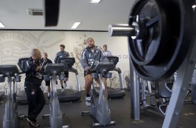 Eduardo Silva, preparador fisico, conversa com Adriano durante treino do Corinthians esta manh no CT Joaquim Grava, no Parque Ecolgico do Tiete. O time se prepara para o jogo contra o Fluminense, dia 12/06, domingo a tarde, no estdio do Pacaembu, pela 4 rodada do Brasileiro 2011